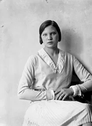 Retrato de Marion Wulz con vestido diseñado por Anita Pittoni, hacia 1940 (foto en b/n)