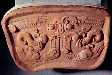 Modelo original de máscara Taotie en terracota. Taotie es uno de los 9 dragones de la mitología china. Realizado en la era de los reinos combatientes (475-221 a.C.), China