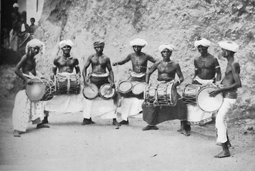 Bailarines del Diablo de Guida con sus tambores, 1902
