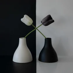 Equilibrio de tulipanes negros y blancos
