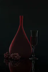 Elegante naturaleza muerta con vino tinto