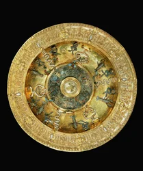 Plato de plata dorada con serpientes, ranas y langostas, esmaltado ...