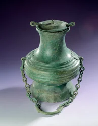 Arte chino: jarrón de bronce de Than-Hoa, período Han. París, Museo Cernuschi