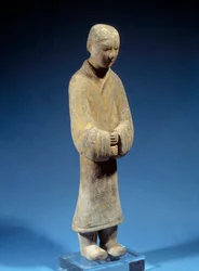Arte chino: dama haciendo ofrendas; terracota funeraria del período Han. París, Museo Cernuschi