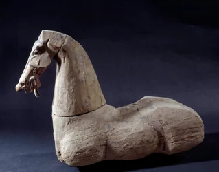 Arte chino: Caballo de madera. Escultura del período Han. París, Museo Cernuschi