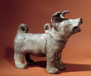 Arte chino: moloso con arnés. Estatuilla funeraria de terracota del Periodo Han (206 a.C.-220 d.C.). Museo Cernuschi, París