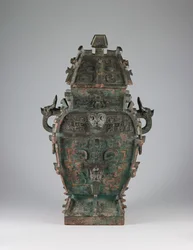 Vasija de vino cubierta (fang lei) con diseño de máscaras zoomorfas y asas con cabezas de animales, finales del siglo XI a.C. (bronce)