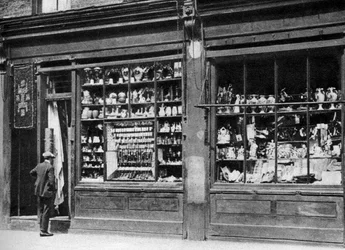 Frente de tienda de empeños, Bow, Londres, 1926-1927