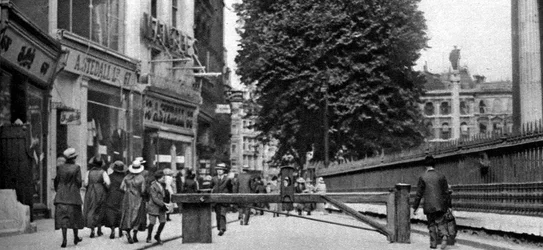 El patio de la iglesia de San Pablo y una barrera de peaje, Londres, 1926-1927