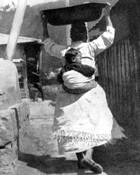 Una mujer coreana cargando un bebé en su espalda, 1936