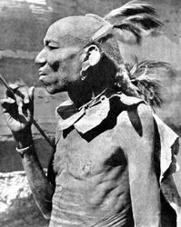 Un miembro de la tribu Turkana, Kenia, África, 1936