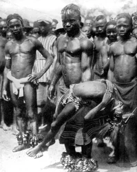 Un hombre de la tribu Yafouba hace malabares con una niña, Costa de Marfil, África Occidental