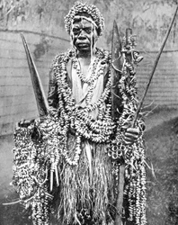 Un brujo, Uganda, África, 1936