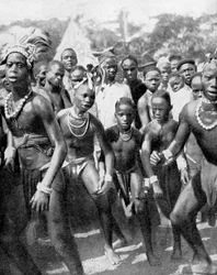 Niños bailarines vestidos como niñas, tribu Yafouba, África Occidental, 1936