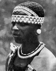 La esposa de un jefe Angoni, Mozambique, África, 1936