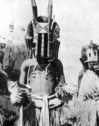 Máscara con visera de la gente de las tierras altas, África, 1936