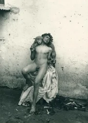 Niño sosteniendo ovejas, Sicilia. c1899 (foto b/n)