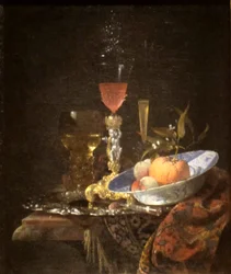 Copa de vino y cuenco de fruta