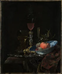 Copa de vino y cuenco de fruta