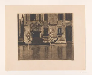 Góndola amarrada con superestructura en un canal de Venecia - Góndola con superestructura en el Gran Canal, Venecia (título original)
