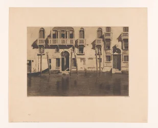 Vista de fachadas y postes de amarre a lo largo del Gran Canal de Venecia - Casas con seis postes de amarre, Venecia
