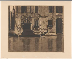 Góndola con construcción en el Gran Canal de Venecia