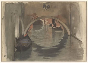 Vista bajo un puente arqueado en Venecia