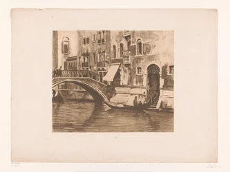 Góndola en un puente sobre un canal en Venecia
Puente en el Campo Sant