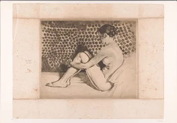Desnudo, con las rodillas dobladas, sentado en un sofá.