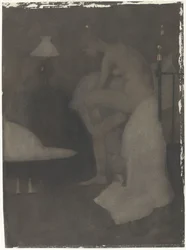 Mujer desnuda sentada en el borde de la cama