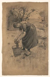 Una mujer lava la ropa en un cubo, frente a una granja