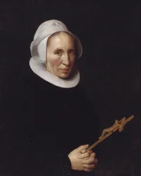 Una señora con un crucifijo en la mano