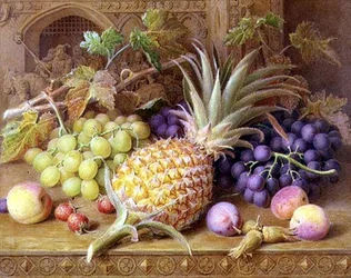 Una naturaleza muerta de una piña, uvas, duraznos, fresas y avellanas en un aparador