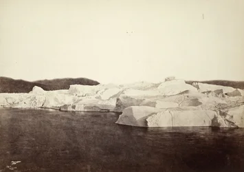 La costa bloqueada por icebergs cerca de Julianes Haab (#122)