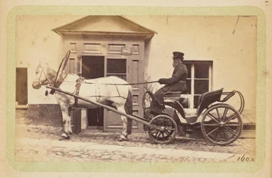 [Hombre conduciendo carruaje tirado por caballos]