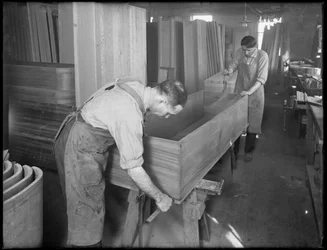 Ajustando los lados y el fondo de la carcasa de un ataúd de madera, Oneida, Nueva York, 3 de abril de 1916