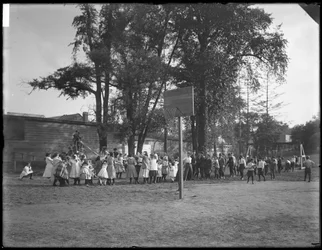 Niños y niñas jugando a la soga en un patio de recreo no identificado, c.1910