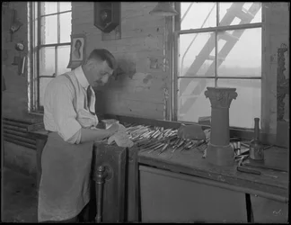 Tallador trabajando en adornos de ataúdes, Oneida, Nueva York, 3 de abril de 1916