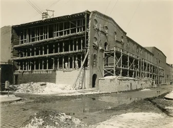 Sitio de construcción, dos hombres de pie en el lado abierto del edificio del almacén; Robbins y Ripley Ingenieros y Contratistas, 23 de marzo de 1916