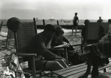 Pareja leyendo en la playa, Coney Island, c.1910-21