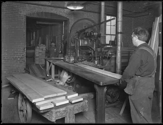 Aserrando madera destinada a la fabricación de ataúdes, Oneida, Nueva York, 3 de abril de 1916