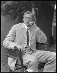 Boxeador inglés William Thomas Wells (Bombardier Billy Wells), posando sentado en un traje de tweed, c.1911