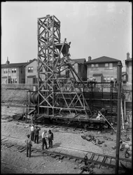 Montaje de una mezcladora de concreto en 1910 63rd Street, Brooklyn, c.1914