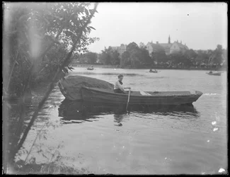 Ethel Gray Magaw Hassler en un bote de remos, Central Park, c.1912