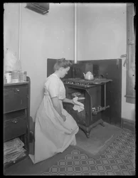 Ethel Gray Magaw Hassler sacando pan del horno, c.1913