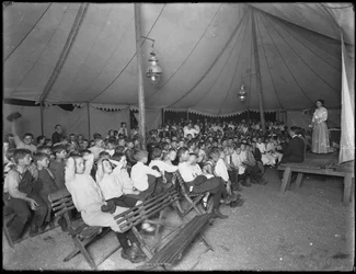 Reunión infantil de la Sociedad Evangelística, East 67th Street y Avenue A, Ciudad de Nueva York, 24 de julio de 1914