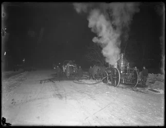 Carros de bomberos (tirados por caballos) en camino de tierra por la noche, Inwood Hill, 1914
