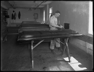 Fluyendo las tapas de los ataúdes de madera, Oneida, Nueva York, 3 de abril de 1916