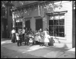 Grupo de niños posando fuera de la sucursal de Whitestone de la Biblioteca Pública del Borough de Queens, c.1912