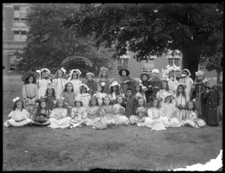 Retrato grupal de niños del Orfanato Católico Romano, Kingsbridge, Bronx, en disfraces para una fiesta de Mother Goose, c.1910